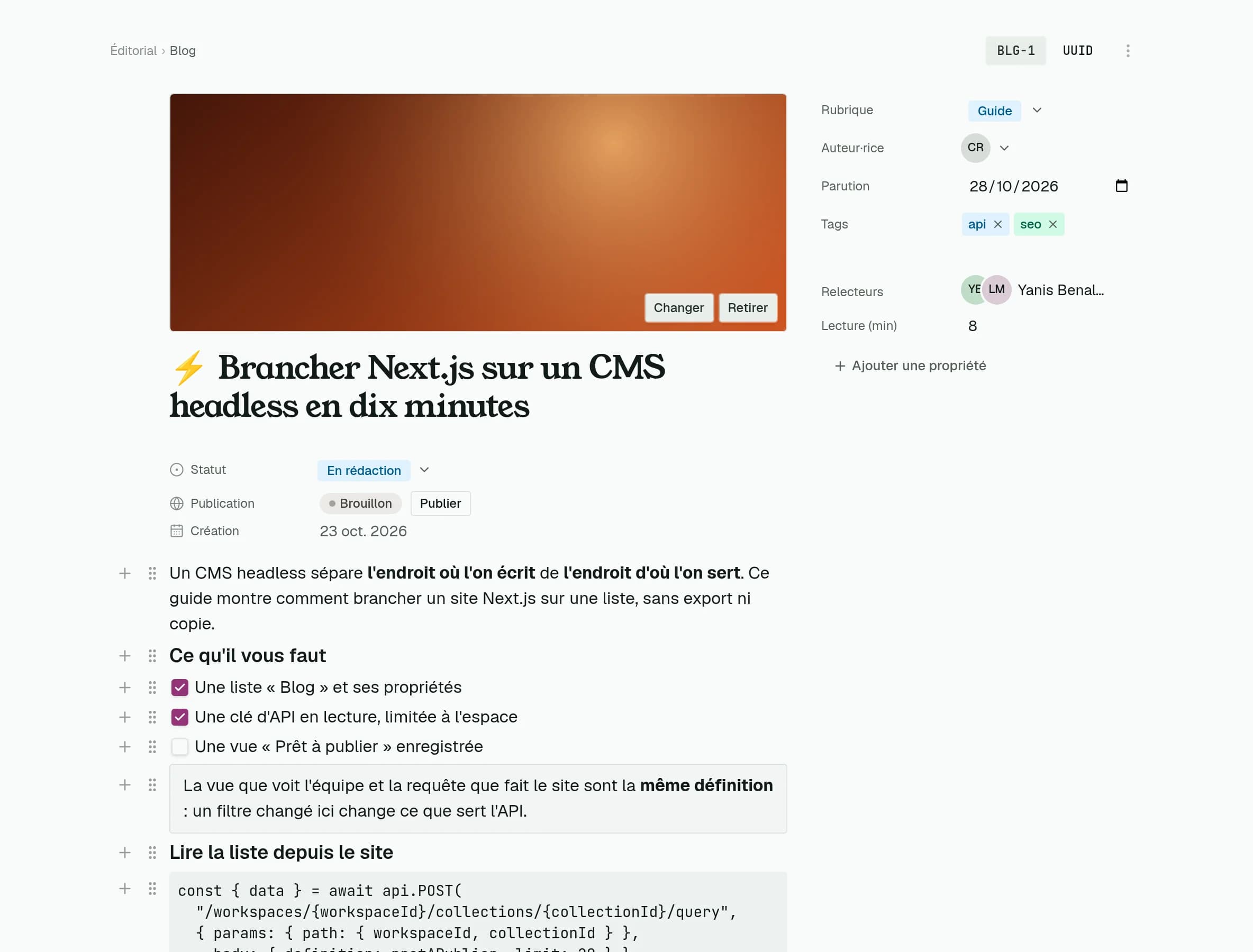 Un article de blog ouvert en pleine page : une couverture orange, une icône en éclair, son titre, son statut, une liste à cocher, un encadré et un bloc de code, avec rubrique, auteur, date et étiquettes dans une colonne latérale.