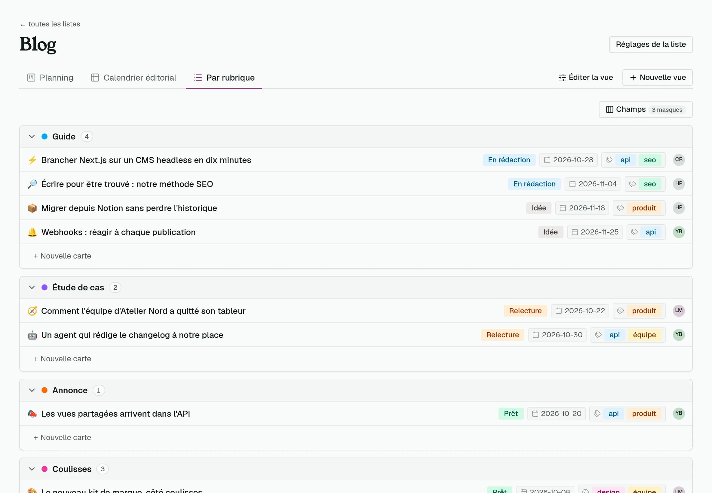 La vue liste Par rubrique : des articles de blog groupés sous Guide, Étude de cas, Annonce et Coulisses, chaque ligne avec son statut, sa date, ses étiquettes et son auteur.
